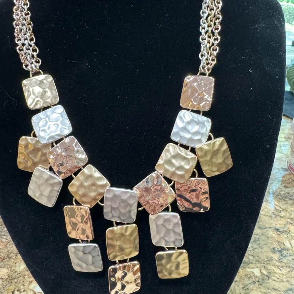 STATEMENT NECKLACE Tri color 18 in to 21 in adjustable Lobster clasp. EX…